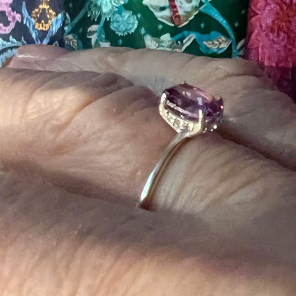 Color changing Elegant Alexandrite Gemstone Ring - Picture 2 of 16